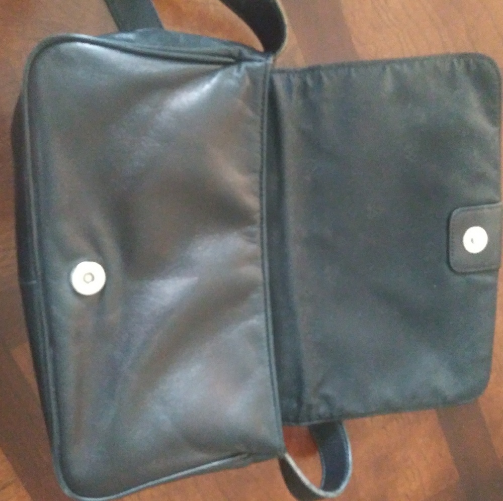 Classic Lauren Navy Leather Handbag EUC - Picture 2 of 7